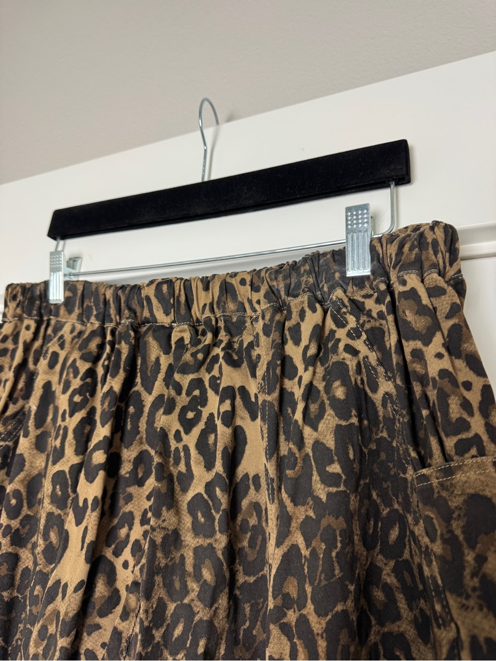 Women’s Anniewear Cheetah Print Barrel Jeans - Picture 8 of 10